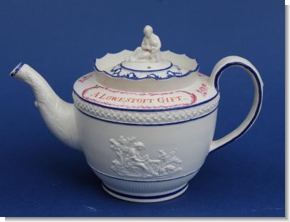 THE ROBERT ALLEN CHETHAM & WOOLEY LOWESTOFT TEAPOT, c1800.