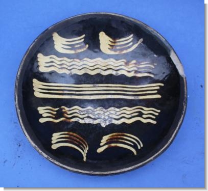 GOOD 18TH CENTURY SLIPWARE DISH