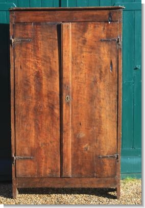 17th CENTURY OAK CUPBOARD