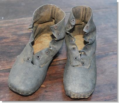 PAIR OF CHILDS CLOGS / SHOES