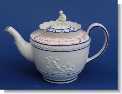 THE ROBERT ALLEN CHETHAM & WOOLEY LOWESTOFT TEAPOT, c1800.