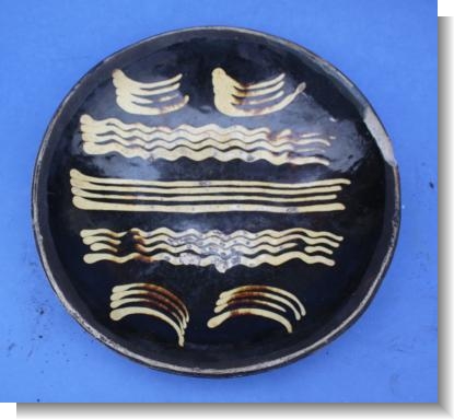 GOOD 18TH CENTURY SLIPWARE DISH